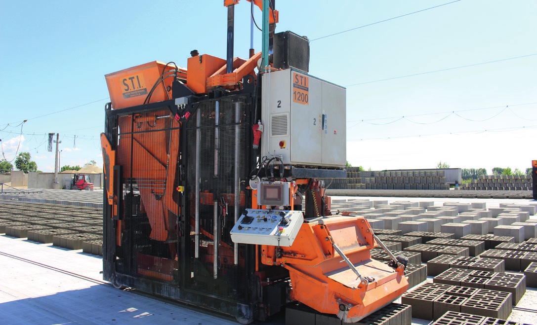 Mobiler Bodenfertiger STI 1200 im Freien Mobiler Bodenfertiger STI 1200 im Freien