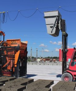 Mobiler Bodenfertiger STI 1200 wird per Stapler mit Beton befüllt