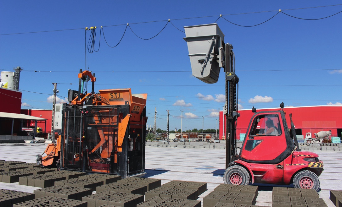 Mobiler Bodenfertiger STI 1200 wird per Stapler mit Beton befüllt Mobiler Bodenfertiger STI 1200 wird per Stapler mit Beton befüllt