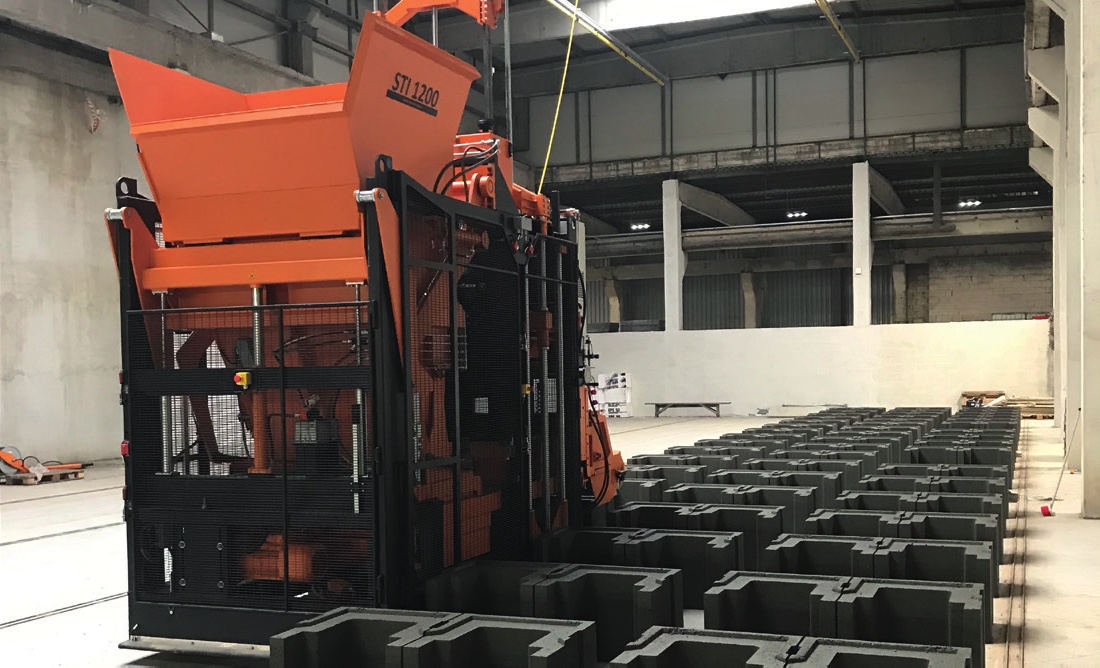Mobiler Bodenfertiger STI 1200 in der Produktionshalle Mobiler Bodenfertiger STI 1200 in der Produktionshalle