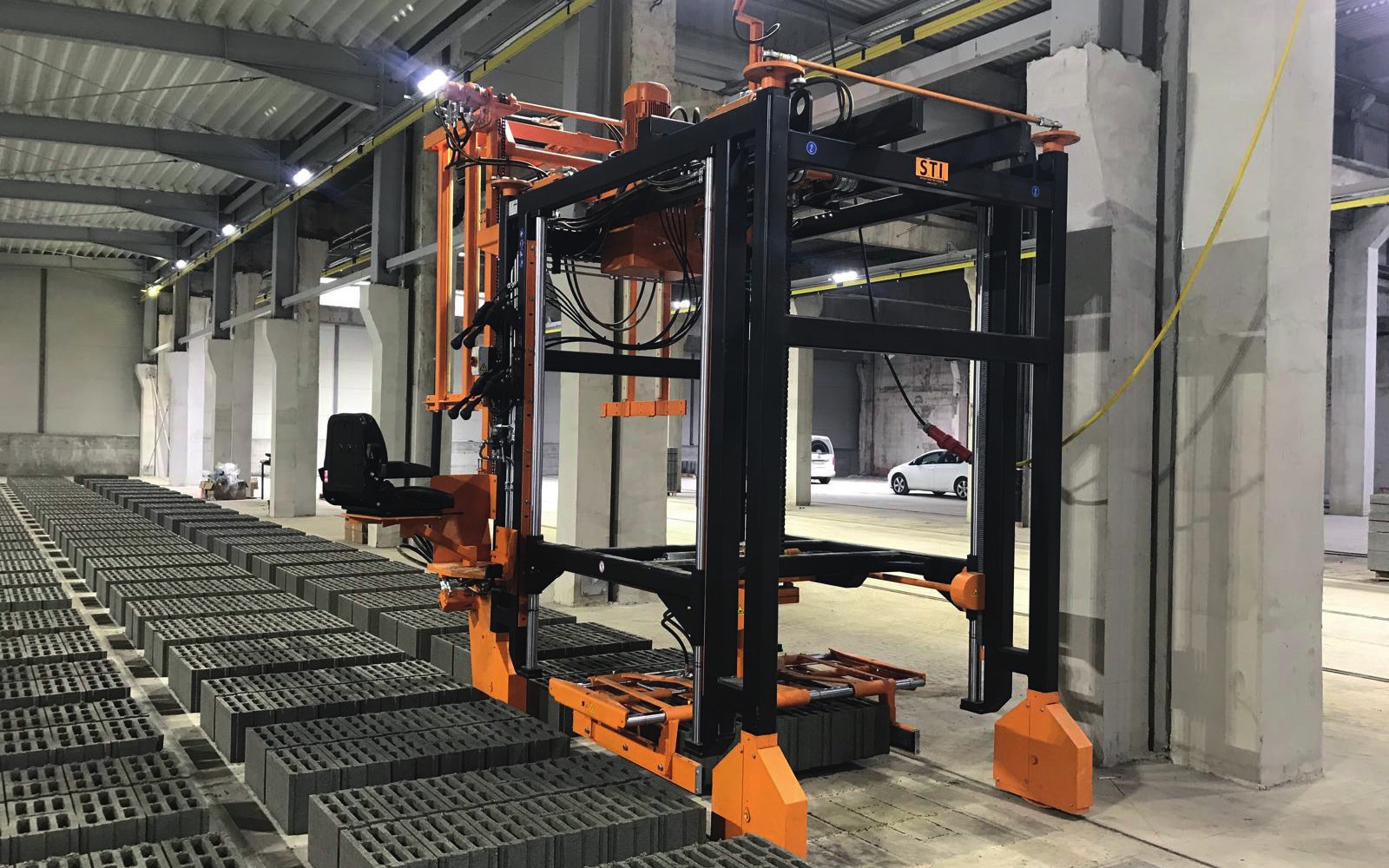Mobiler Greifstapler STI 120 in der Produktionshalle Mobiler Greifstapler STI 120 in der Produktionshalle