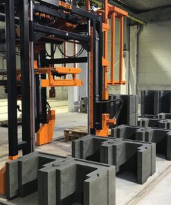 Mobiler Greifstapler STI 120 beim Stapeln von Betonfertigteilen