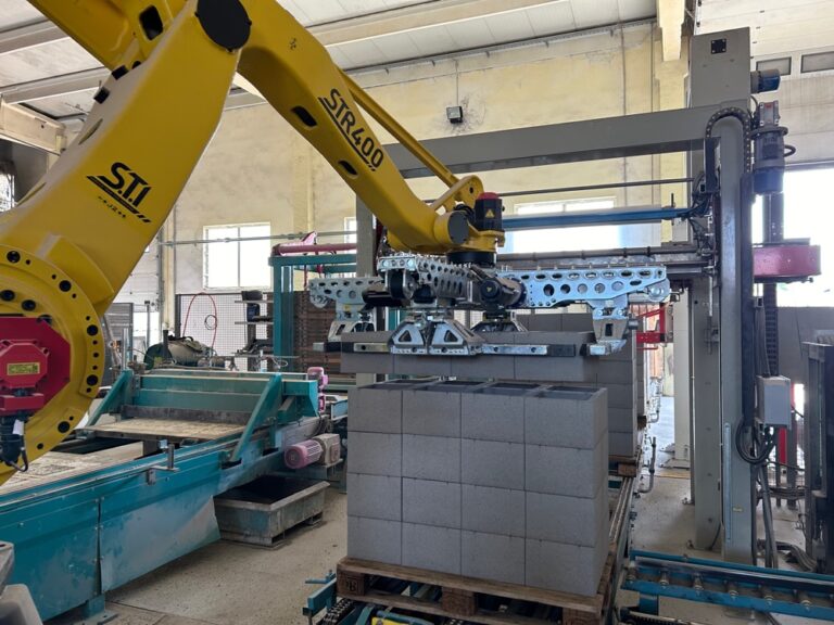 Stapelroboter STR 400 von STI stapelt Betonsteine