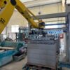 Stapelroboter STR 400 stapelt Betonsteine auf Palette