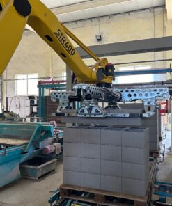 Stapelroboter STR 400 stapelt Betonsteine auf Palette