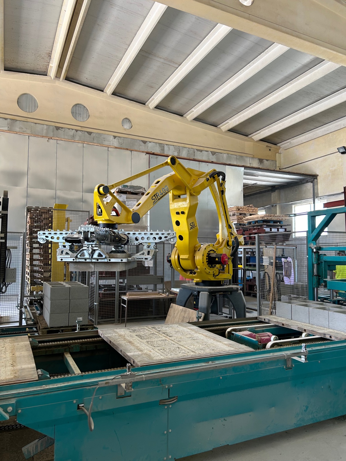 Stapelroboter STR 400 an der Produktionslinie Stapelroboter STR 400 an der Produktionslinie